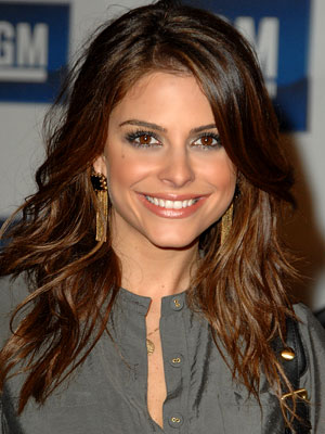 Maria Menounos: Entertainment Tonight Host and Michelle look a-lie